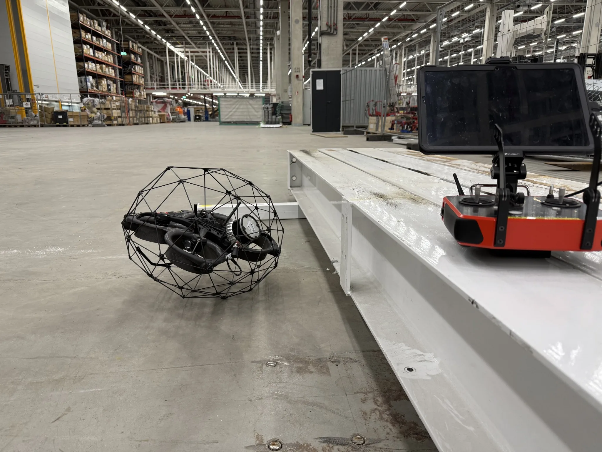 Elios 3 und Steuergerät startbereit in einer Industriehalle