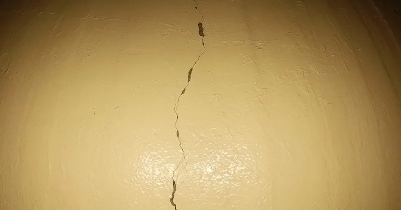 Nahaufnahme eines Risses in der Innenwand eines Betonsilos